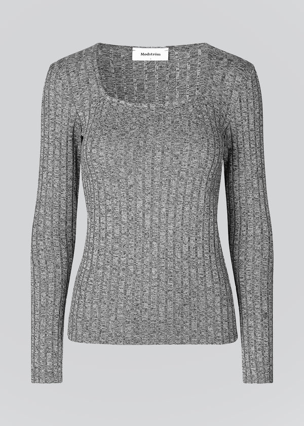 Fitted top in grey in a rib-knit melange quality from more responsible materials. BeckMD top has long sleeves and a square neckline. 