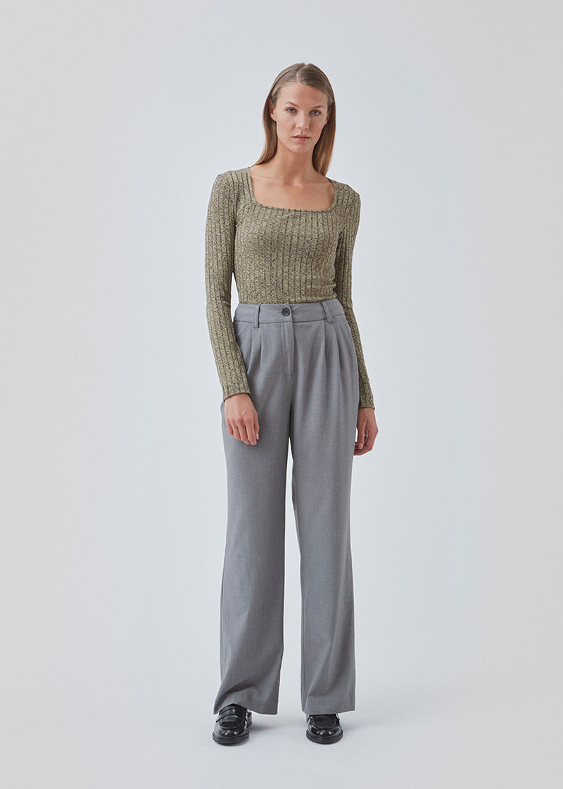 Fitted top in a rib-knit melange quality from more responsible materials. BeckMD top has long sleeves and a square neckline. Matching bottom is available here: BeckMD pants and BeckMD skirt.