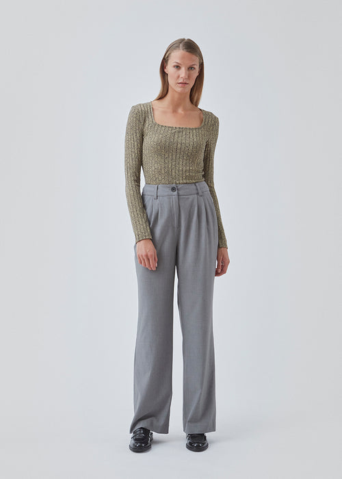 Fitted top in a rib-knit melange quality from more responsible materials. BeckMD top has long sleeves and a square neckline. Matching bottom is available here: BeckMD pants and BeckMD skirt.