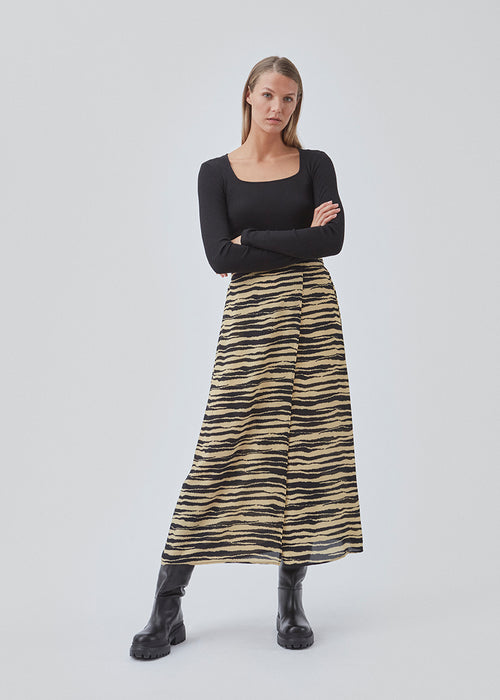 Calf-length A-line skirt in a printed recycled fabric. BeckyMD skirt has a regular waist with covered elastication in the back for comfort. High slit in front. Lined.  Shop matching top: BeckyMD print top.