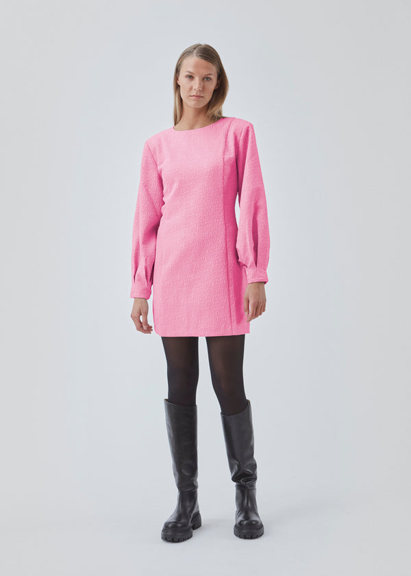 Mini, fitted dress in pink with long, voluminous balloon sleeves and narrow cuffs. BenneMD dress has a round neckline with a hidden zipper at the back. The model is 176 cm and wears a size S/36