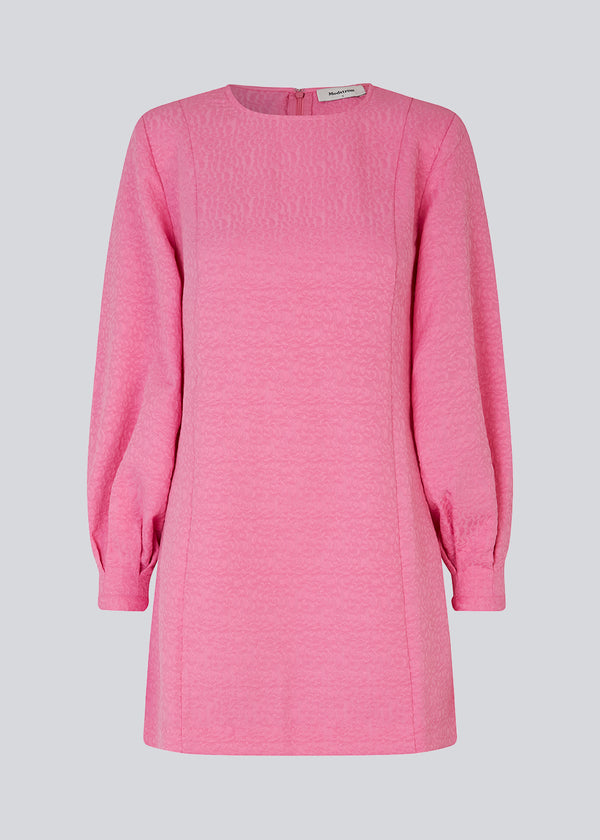Mini, fitted dress in pink with long, voluminous balloon sleeves and narrow cuffs. BenneMD dress has a round neckline with a hidden zipper at the back. The model is 176 cm and wears a size S/36