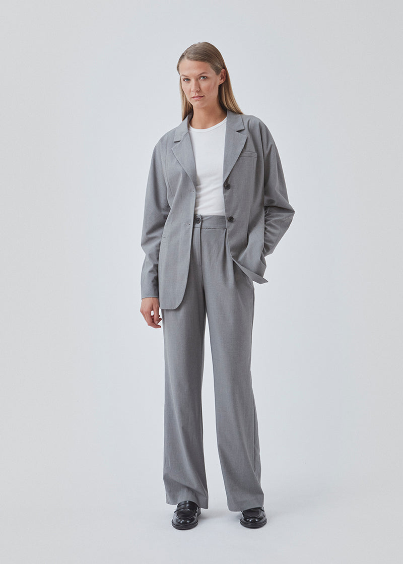 High-waisted pants with pleats and long, wide legs. BennyMD pants has zip fly and button, belt loops, discreet side pockets, and decorative paspoil pockets on the back.