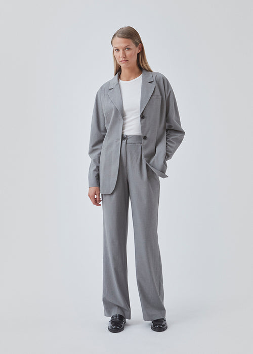 Slim-fitted blazer in grey with voluminous sleeves and soft shoulders. BennyMD blazer features buttons, pospoil pockets, a collar, and a notch lapel. No slit on the back.  Match with pants: BennyMD pants.