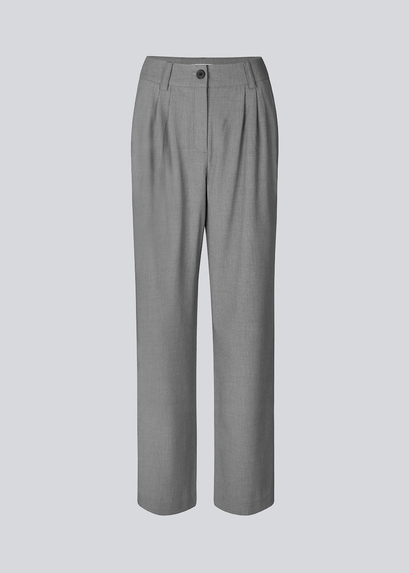High-waisted pants with pleats and long, wide legs. BennyMD pants have zip fly and button, belt loops, discreet side pockets, and decorative paspoil pockets on the back. The model is 176 cm and wears a size S/36