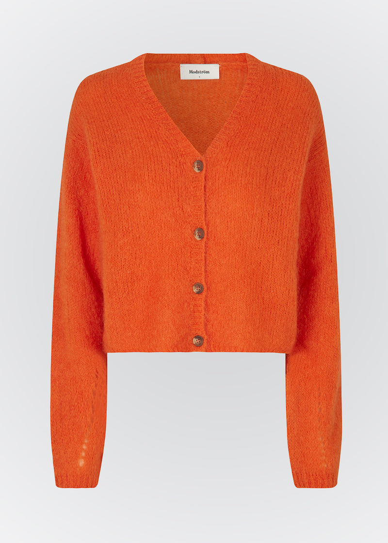 Easy knitted cardigan in a soft mohair quality. BertyMD cardigan has a v-neckline and long sleeves with dropped shoulders. The shirt is slightly see-through.