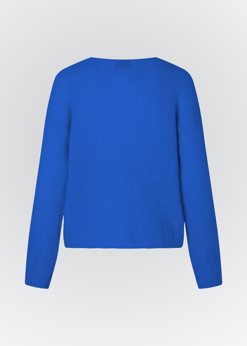 Easy knitted jumper in blue in a soft mohair quality. BertyMD v-neck has a v-neckline and long sleeves with dropped shoulders. The shirt is slightly see-through.