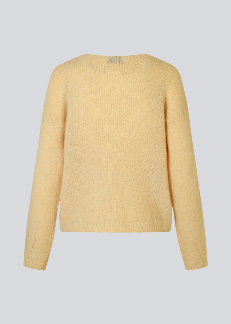 Easy knitted jumper in a soft mohair quality. BertyMD v-neck has a v-neckline and long sleeves with dropped shoulders. The shirt is slightly see-through.