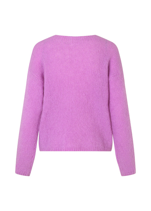Easy knitted jumper in a soft mohair quality. BertyMD v-neck has a v-neckline and long sleeves with dropped shoulders. The shirt is slightly see-through.