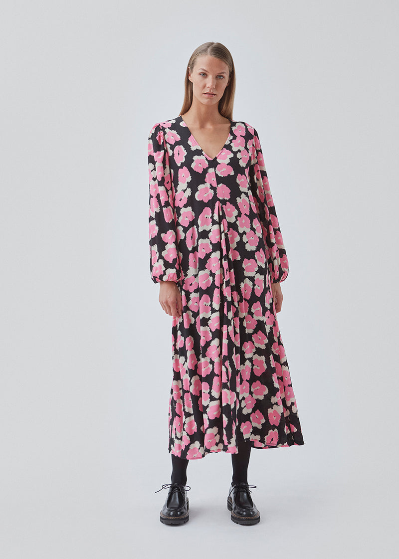 Midi dress in a more respoinsible quality with v-neckline and box pleat in front, and a voluminous fit. BibbieMD print dress has long balloon sleeves with an elasticated cuff.