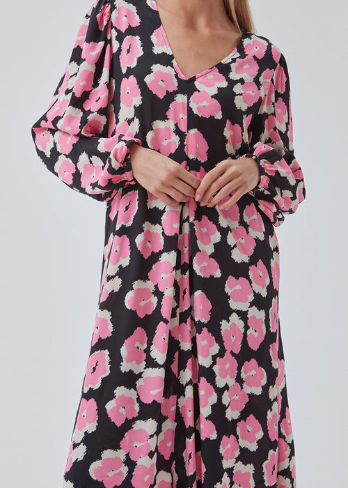 Midi dress in a more respoinsible quality with v-neckline and box pleat in front, and a voluminous fit. BibbieMD print dress has long balloon sleeves with an elasticated cuff.