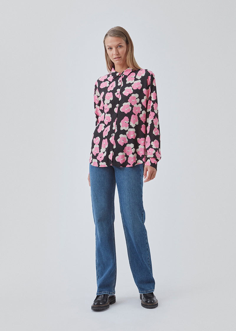 Shirt in a more responsible woven quality with collar, button closure in front, and long sleeves with a wide cuff. BibbieMD print shirt has a relaxed fit with a soft drape.