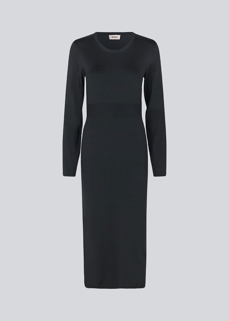 Midi dress in a knitted material with a slim fit. BilgeMD dress has a round neckline, long sleeves, rib-knit detail at the waist, and a slit at one side.