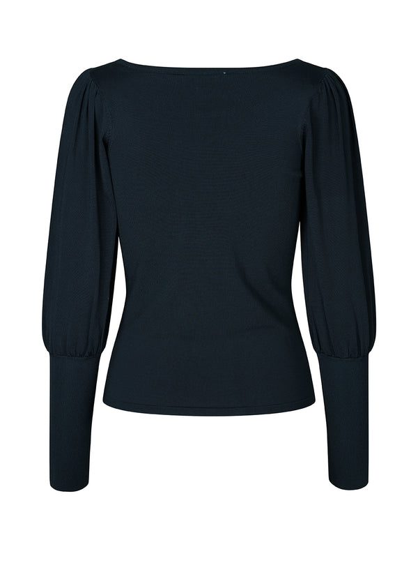 Fitted top in navy blue with long sleeves in a knitted quality. BilgeMD top has a heart-shaped neckline and long sleeves with puff detail and a tight-fit detail.