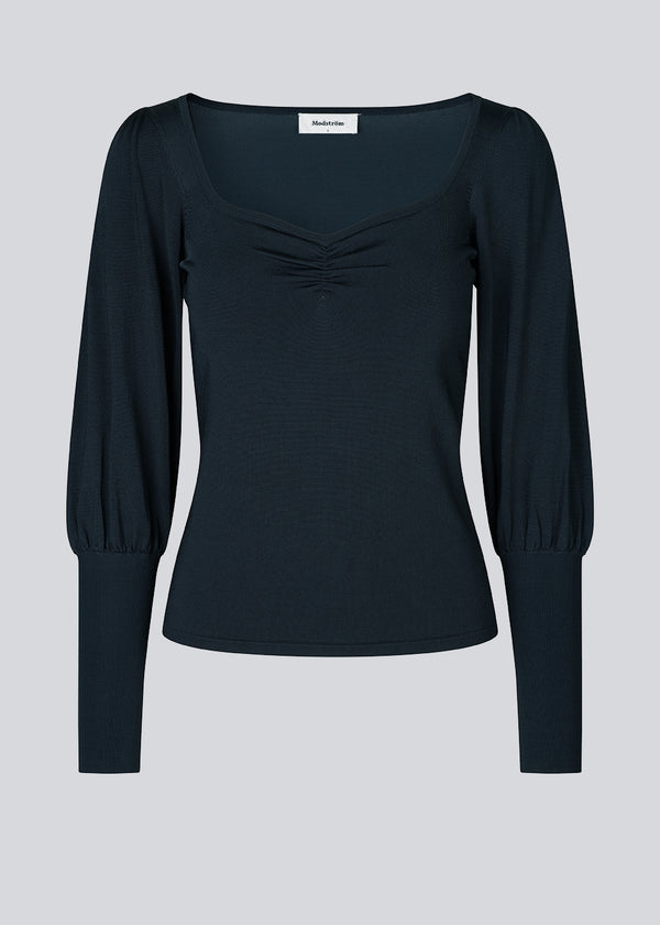 Fitted top in navy blue with long sleeves in a knitted quality. BilgeMD top has a heart-shaped neckline and long sleeves with puff detail and a tight-fit detail.