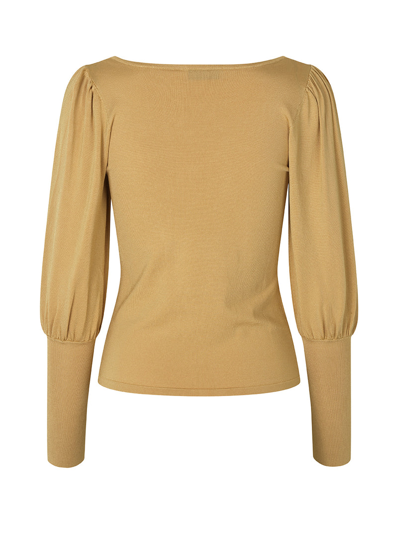 Fitted top in the color: moonstone, with long sleeves in a knitted quality. BilgeMD top has a heart-shaped neckline and long sleeves with puff detail and a tight-fit detail.