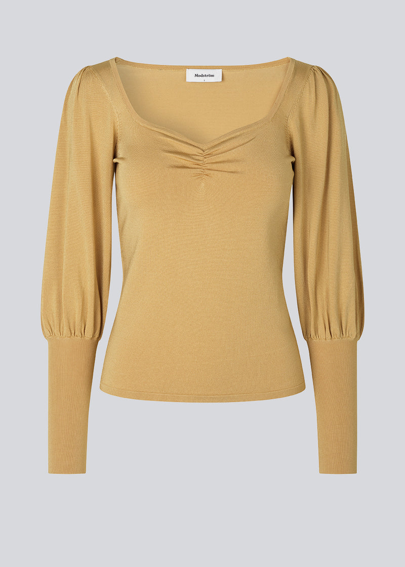 Fitted top in the color: moonstone, with long sleeves in a knitted quality. BilgeMD top has a heart-shaped neckline and long sleeves with puff detail and a tight-fit detail.