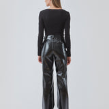 Pants with a straight wide fit in a shiny PU material. BillMD pants is a 5 pocket pant with a regular waist and with belt straps