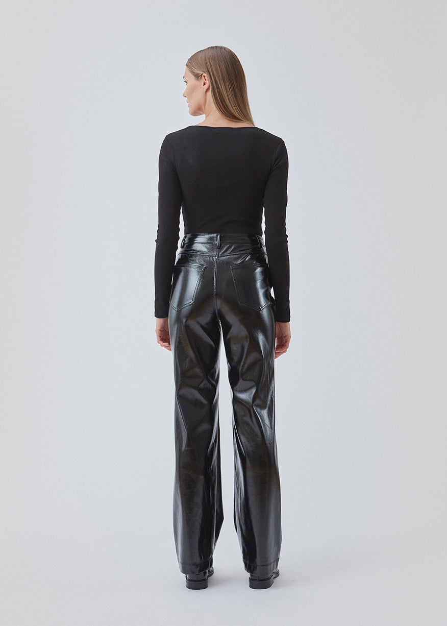 Pants with a straight wide fit in a shiny PU material. BillMD pants is a 5 pocket pant with a regular waist and with belt straps