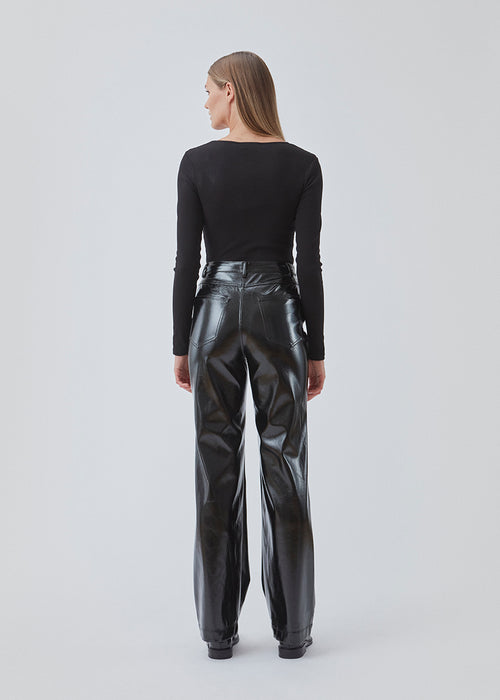 Pants with a straight wide fit in a shiny PU material. BillMD pants is a 5 pocket pant with a regular waist and with belt straps