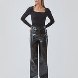 Pants with a straight wide fit in a shiny PU material. BillMD pants is a 5 pocket pant with a regular waist and with belt straps