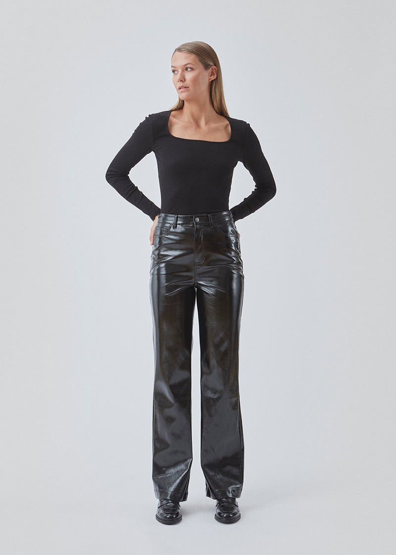 Pants with a straight wide fit in a shiny PU material. BillMD pants is a 5 pocket pant with a regular waist and with belt straps