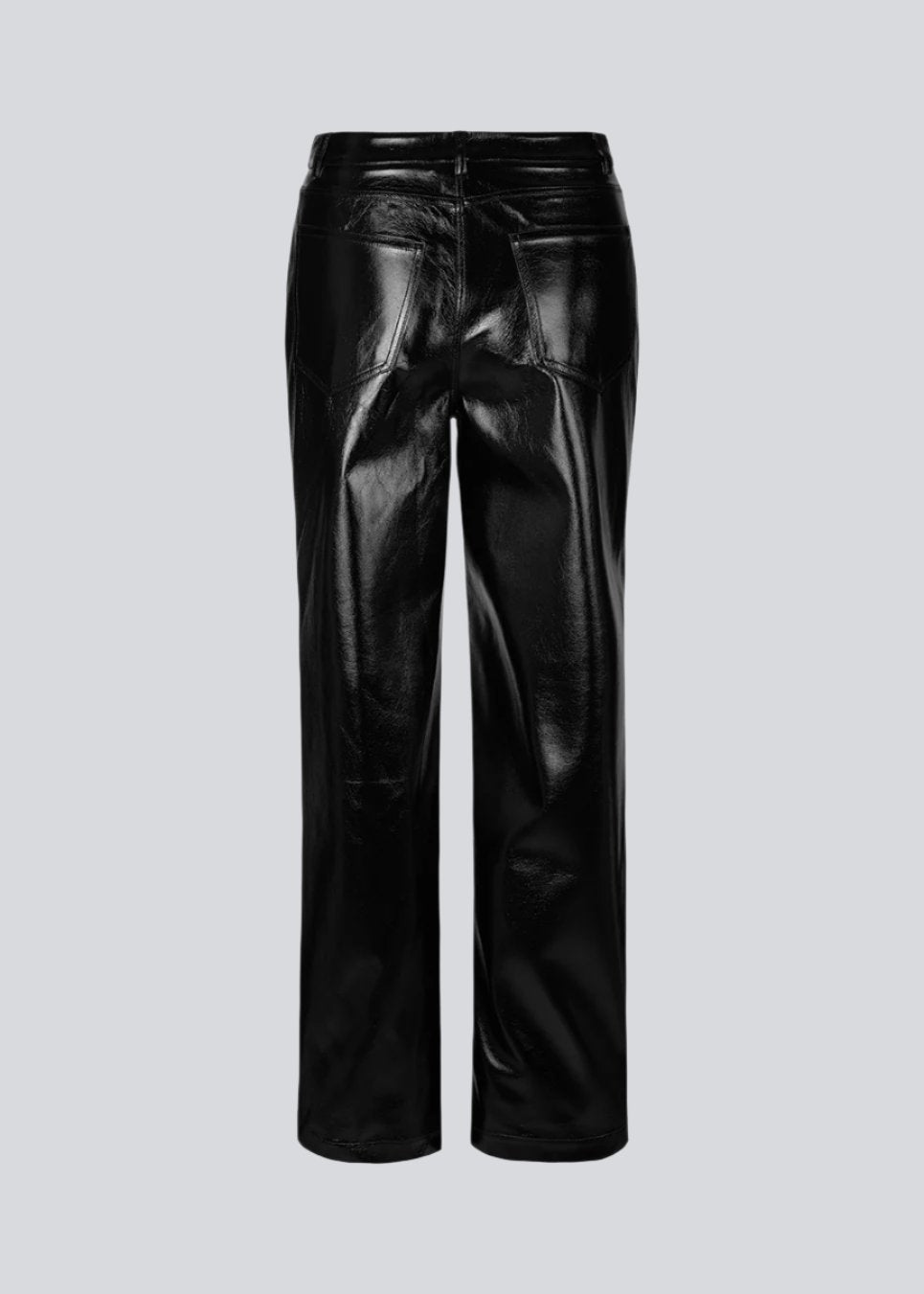 Pants with a straight wide fit in a shiny PU material. BillMD pants is a 5 pocket pant with a regular waist and with belt straps