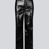 Pants with a straight wide fit in a shiny PU material. BillMD pants is a 5 pocket pant with a regular waist and with belt straps