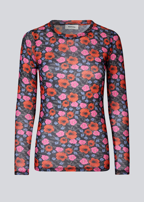 Long sleeved top in mesh with floral print. BinnaMD top has a round neckline and long sleeves with a tight fit. The top is a bit transparent.