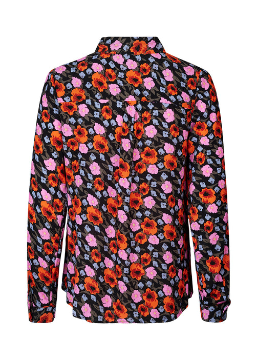 Longsleeved shirt in a beautiful flower print made in a EcoVero viscose material. The BonMD pint shirt has a collar and a button closure in front with a loose fit.