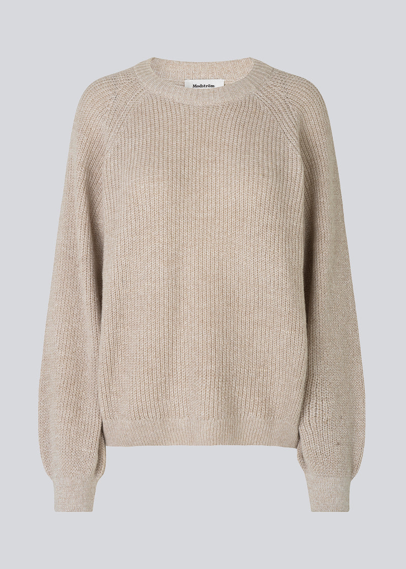 Jumper in beige in a rib-knitted cotton quality. BorgMD o-neck has a round neck and long raglan sleeves with volume. Ribbing at the neck, cuffs and hem.