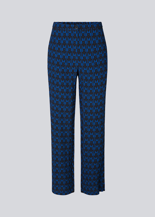 Pants in blue print with straight wide legs. BorysMD print pants has regular waist with button closure and elasticated back. Side pockets and piped pockets in the back