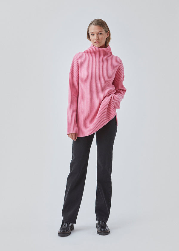 Rib-knitted jumper in a soft woolen quality. BradleyMD t-neck has a loose shape with a high neck, very dropped shoulders, and long roomy sleeves.
