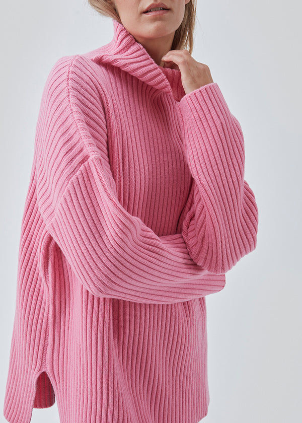 Rib-knitted jumper in a soft woolen quality. BradleyMD t-neck has a loose shape with a high neck, very dropped shoulders, and long roomy sleeves.