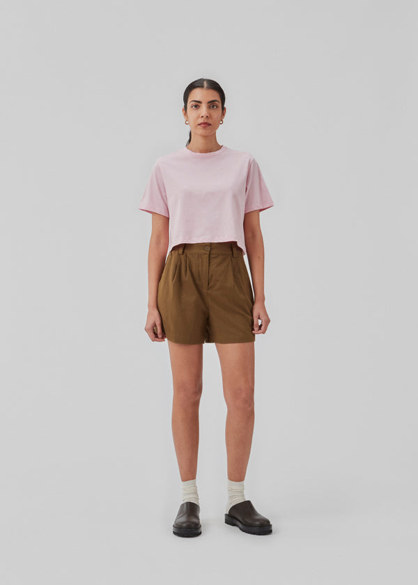 Cropped t-shirt with round neck and relaxed fit. CadakMD crop t-shirt is cut from soft organic cotton. The model is 177 cm and wears a size S/36.