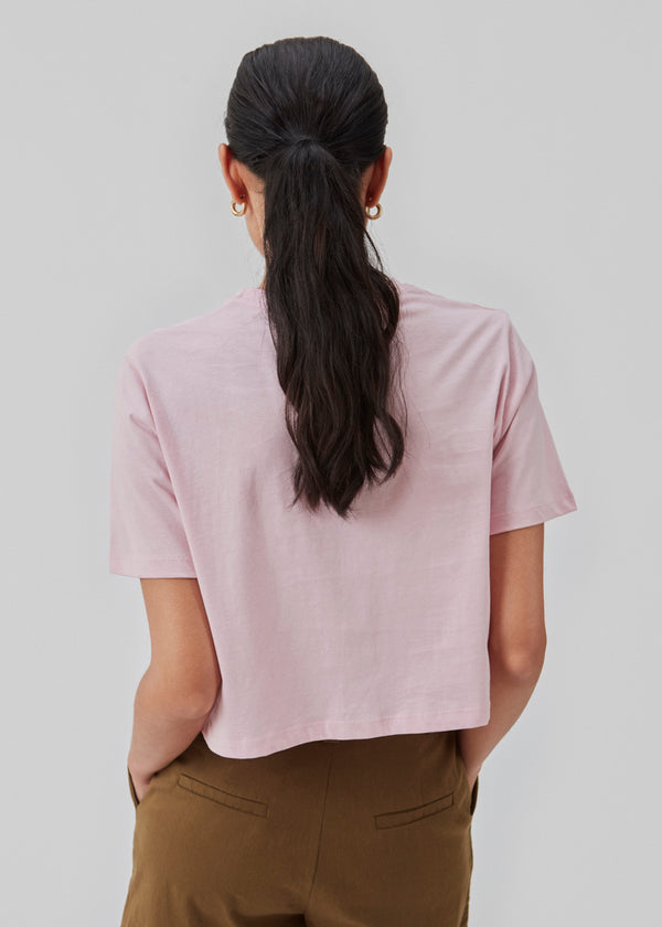 Cropped t-shirt with round neck and relaxed fit. CadakMD crop t-shirt is cut from soft organic cotton. The model is 177 cm and wears a size S/36.