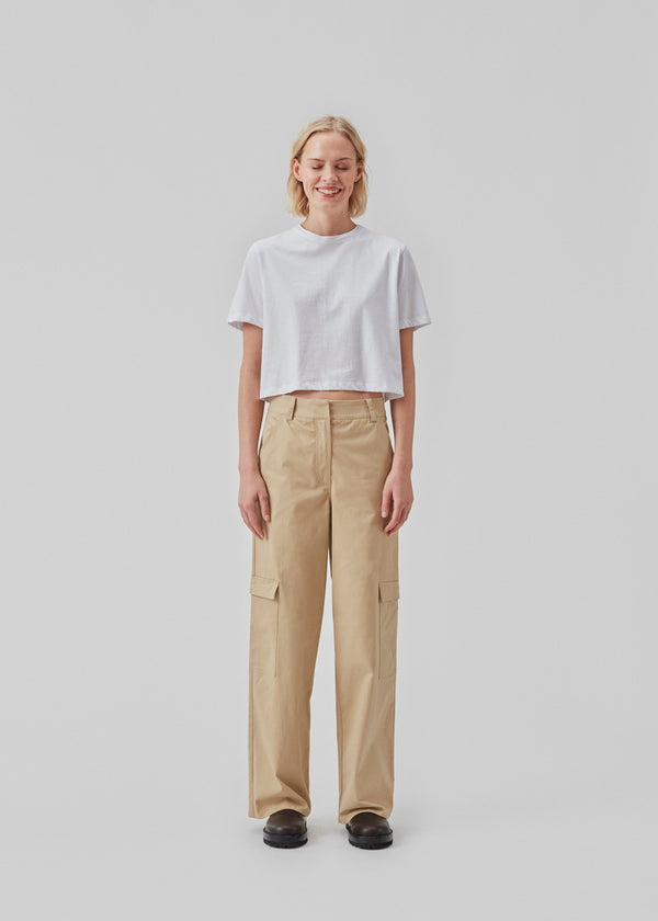 Cropped t-shirt in white with round neck and relaxed fit. CadakMD crop t-shirt is cut from soft organic cotton. The model is 177 cm and wears a size S/36.