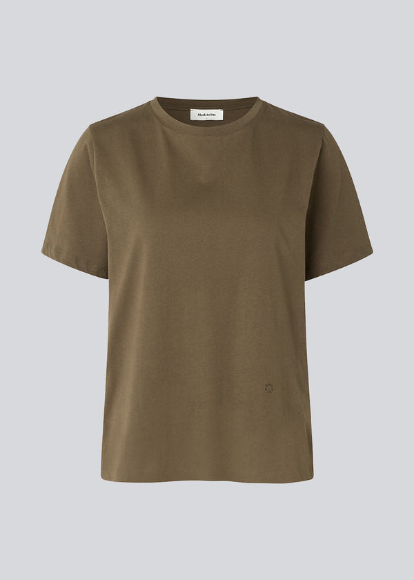 Soft t-shirt with round neck and short sleeves in the color Dark Forest. A relaxed fit and a small embroidered logo in front. CadakMD t-shirt is made from organic cotton. The model is 177 cm and wears a size S/36.