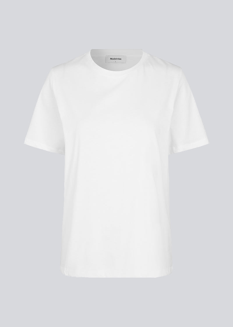 Soft t-shirt with round neck and short sleeves in white. A relaxed fit and a small embroidered logo in front. CadakMD t-shirt is made from organic cotton. The model is 177 cm and wears a size S/36.   Material: 100% Organic Cotton