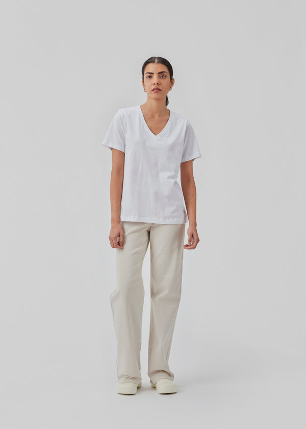 T-shirt with a v-shaped neckline and a relaxed form in white. CadakMD v-neck t-shirt is crafted from a soft organic cotton. The model is 177 cm and wears a s