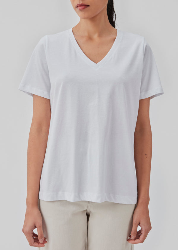 T-shirt with a v-shaped neckline and a relaxed form in white. CadakMD v-neck t-shirt is crafted from a soft organic cotton. The model is 177 cm and wears a s
