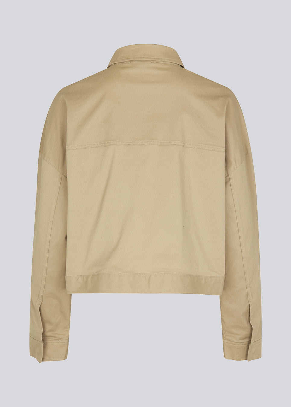 Short jacket in a woven cotton twill with a boxy fit. CalaMD jacket is detailed with collar, hidden closure in front, long sleeves, and two big patch pockets in front. The model is 177 cm and wears a size S/36.  Shop matching skirt: CalaMD skirt, or pants: CalaMD pants