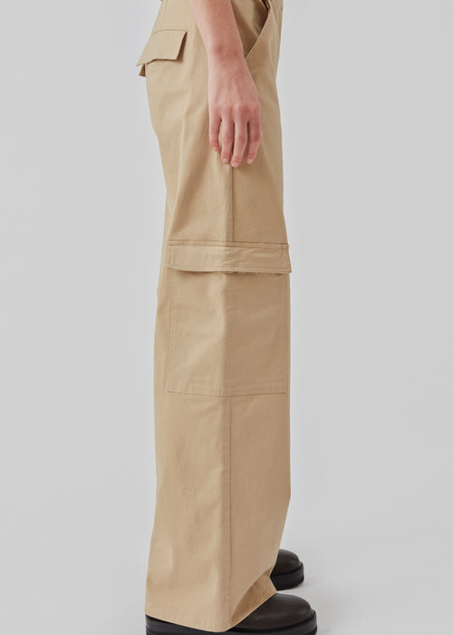 Cargo pants in cotton twill with a high waist, hidden zip fly, and hook-and-eye fastening. CalaMD pants has wide legs with patch pockets. The model is 177 cm and wears a size S/36.  Shop matching jacket: CalaMD jacket