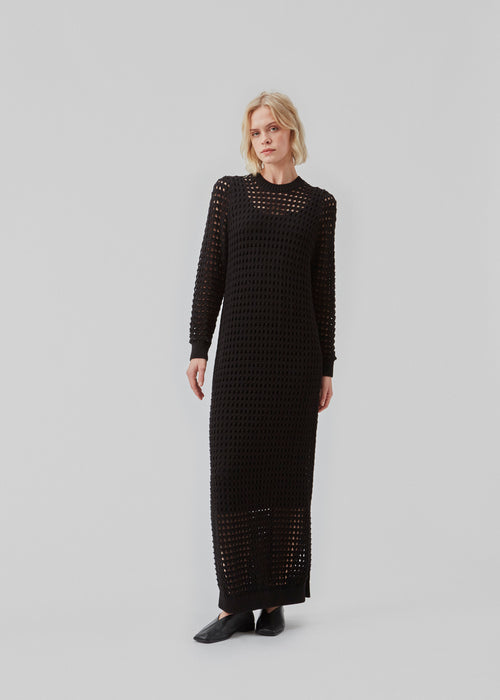 Maxi dress in organic cotton with a crochet look. CamdenMD dress with a relaxed fit, long sleeves, and a round neckline with ribbed trimmings.   The model is 177 cm and wears a size S/36.