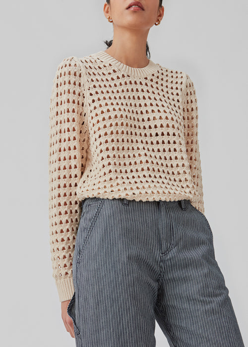 Jumper knitted in beige with hole-patterned details in organic cotton. CamdenMD o-neck has a relaxed fit with a round neckline and long sleeves with ribbed trimmings.