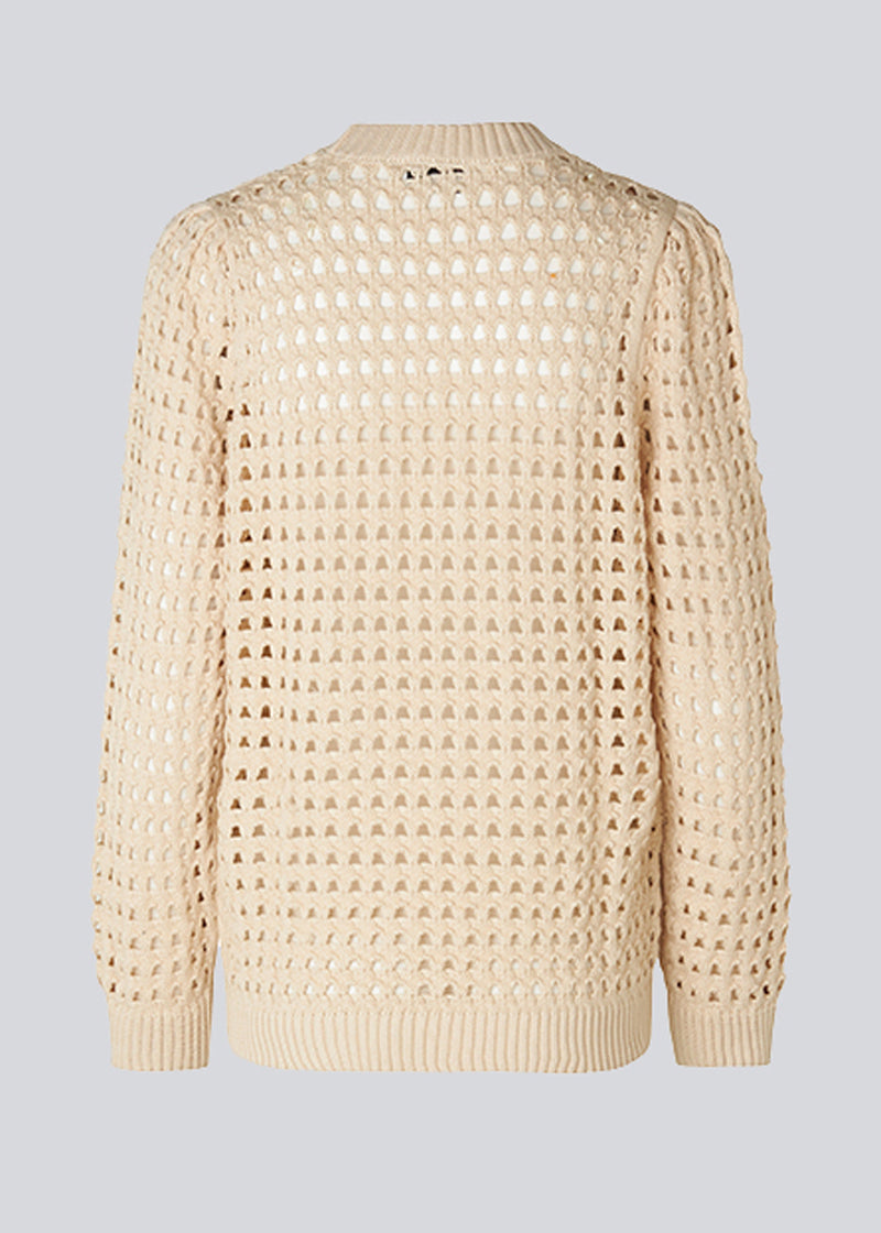 Jumper knitted in beige with hole-patterned details in organic cotton. CamdenMD o-neck has a relaxed fit with a round neckline and long sleeves with ribbed trimmings.  The model is 177 cm and wears a size S/36.