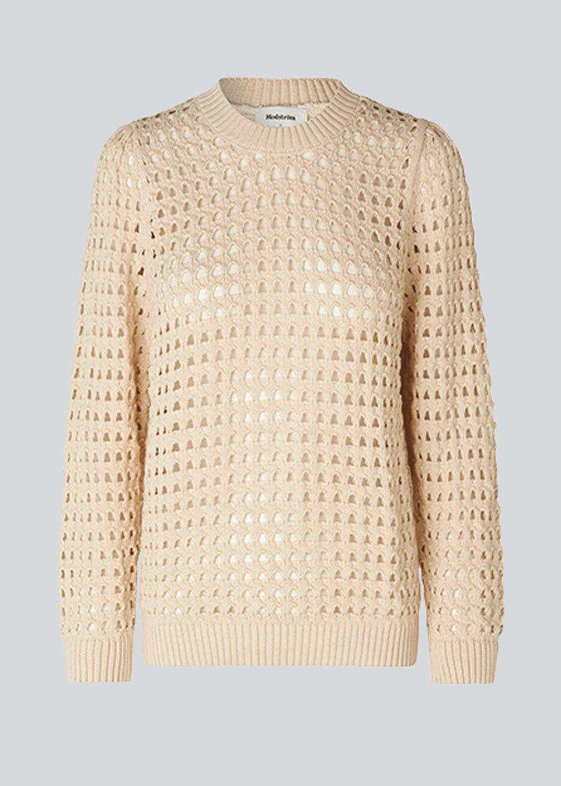 Jumper knitted in beige with hole-patterned details in organic cotton. CamdenMD o-neck has a relaxed fit with a round neckline and long sleeves with ribbed trimmings.  The model is 177 cm and wears a size S/36.
