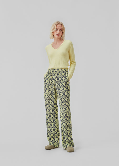 Straight-leg pants with medium waist with covered elastic for added comfort. CamilaMD print pants are made from an all-over snake-printed EcoVero viscose.