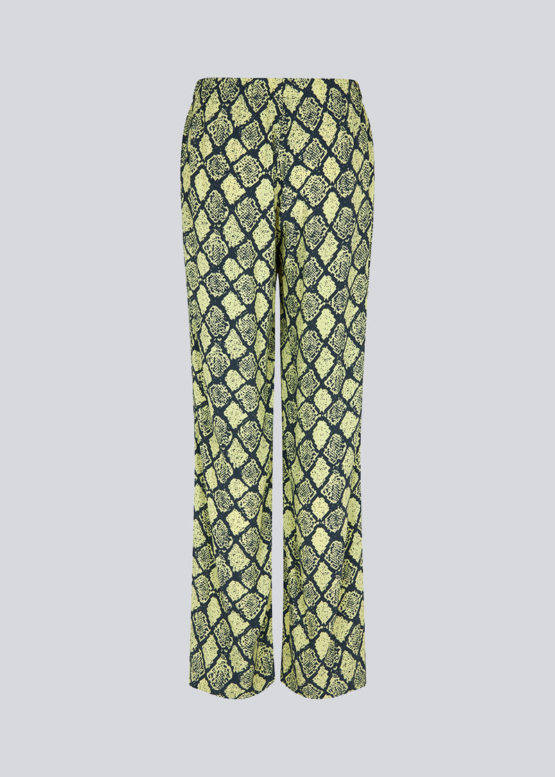 Straight-leg pants with medium waist with covered elastic for added comfort. CamilaMD print pants are made from an all-over snake-printed EcoVero viscose.  The model is 177 cm and wears a size S/36.