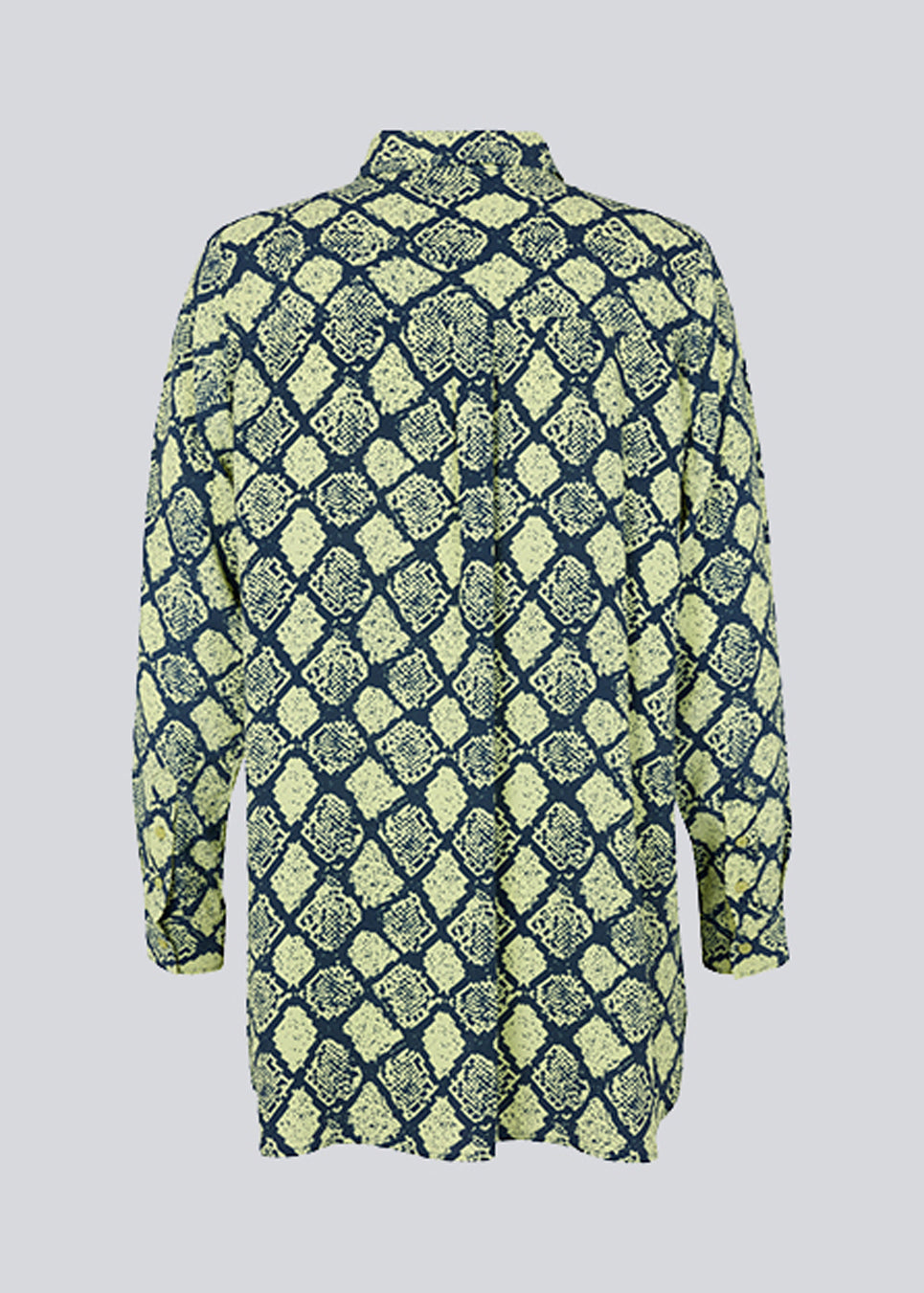 Relaxed, long shirt with a loose-fit silhouette in snake print. CamilaMD print shirt is designed with long sleeves with cuff, collar, and buttons in front. The model is 177 cm and wears a size S/36.